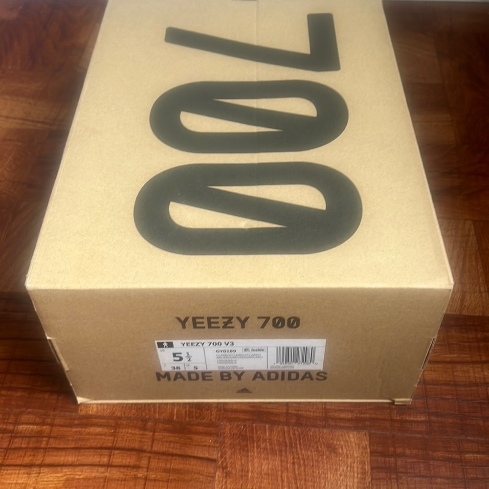 Yeezy 700 V3  5 1/2  clabro